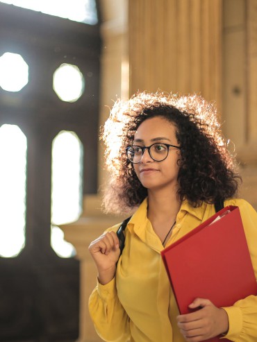 Clock with reduced time and a smiling student, representing efficient pie completion and reduced stress